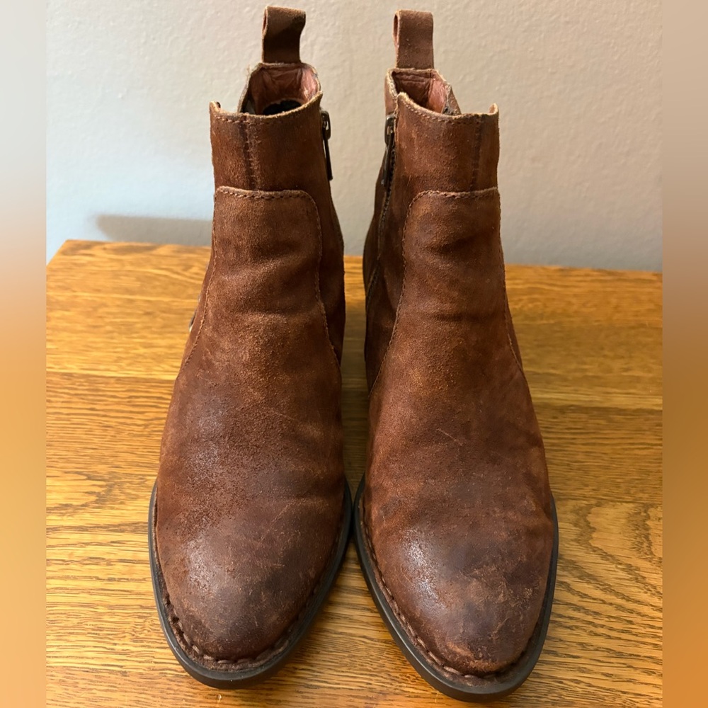 BOCs leather ankle boot with side zip. Women’s size 7.